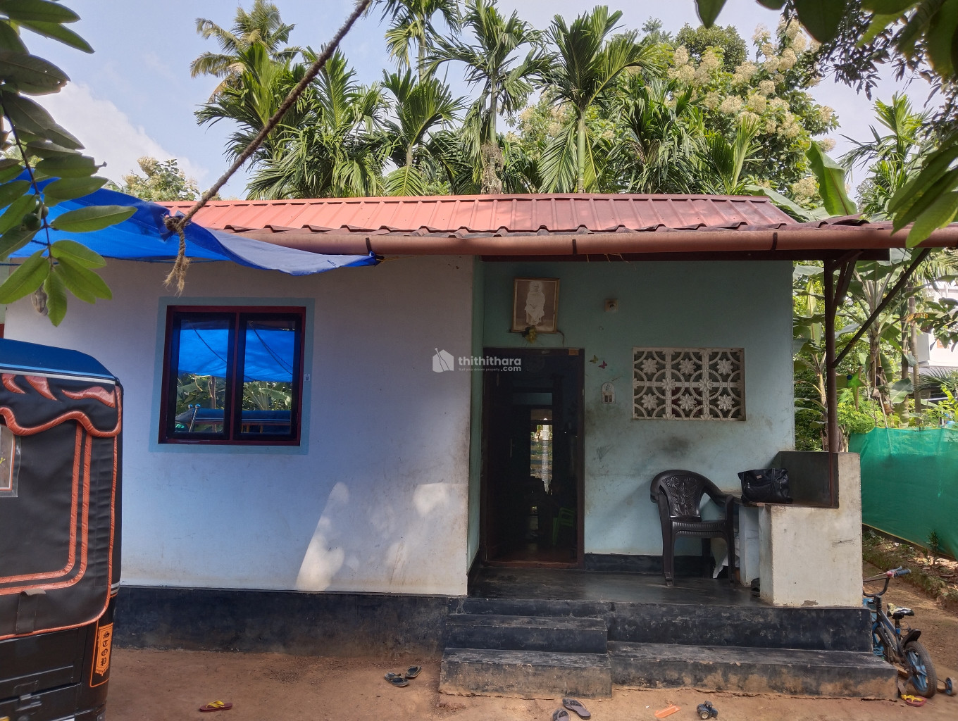 9 cent plot and house in Kaduthuruthy