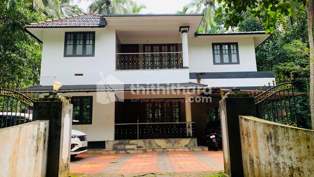 Good house with all facility for sale in Varattipalliyal, Thrithala