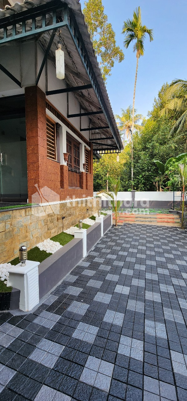 House for sale in Muvattupuzha, Ernakulam dist.around 3500sqfeet with swimming pool.