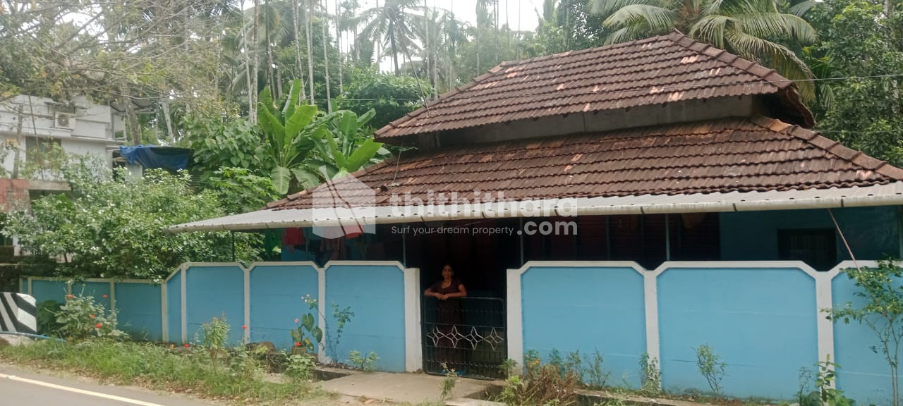 20 Cent residential land with old house for sale at Wadakkanchery Thrissur
