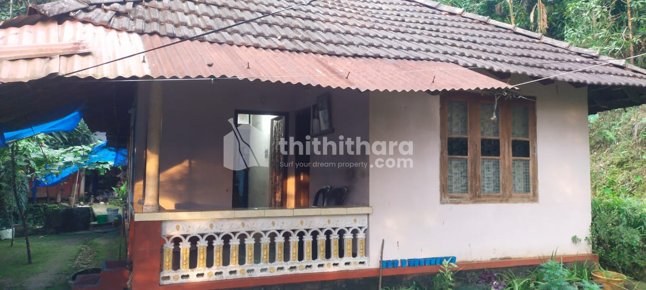 കോഴിക്കോട്  ഒന്നര ഏക്കർ സ്ഥലവും വീടും വില്പനക്ക്