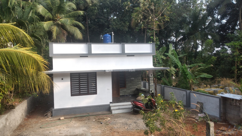 തൃശൂർ  വടക്കാഞ്ചേരി ചിറ്റണ്ടയിൽ 7സെന്റ് സ്ഥലവും 1000sqft  പുതിയ വീടും വില്പനക്ക്.. 