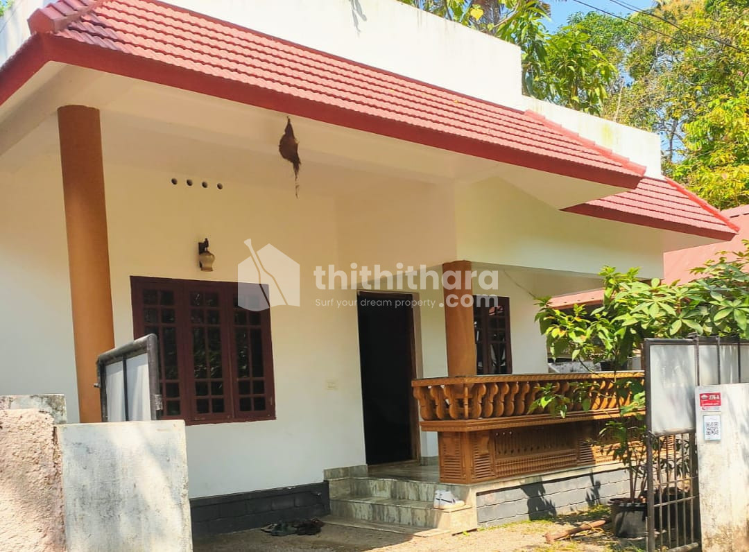കൊച്ചി കളമശ്ശേരിയിൽ വീടും സ്ഥലവും വില്പനയ്ക്ക്  