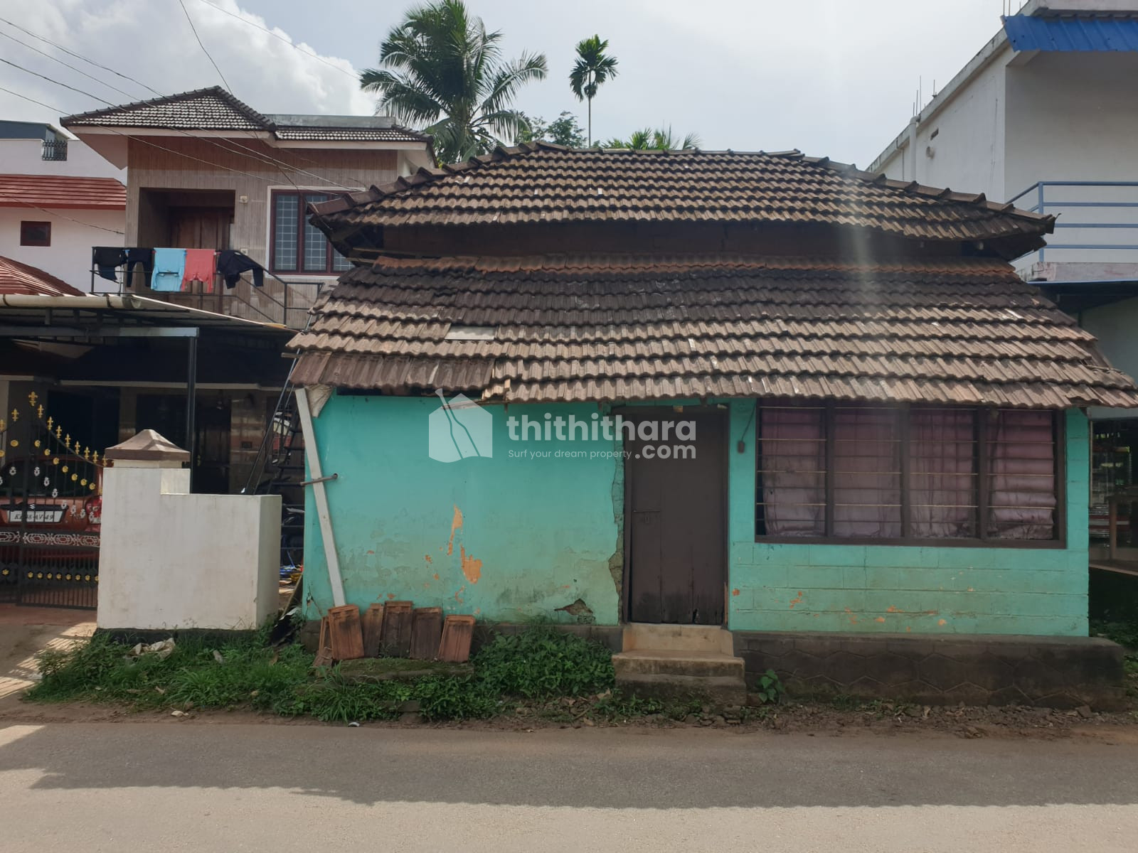 7.5 cent with old home for sale at Wadakkanchery Thrissur