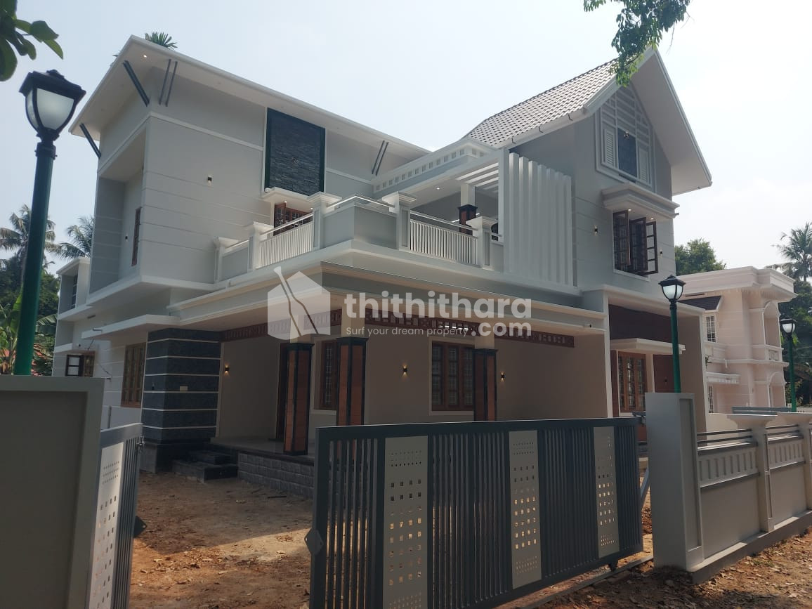 4 BHK House for sale in Kuruppampady Town, Perumbavoor