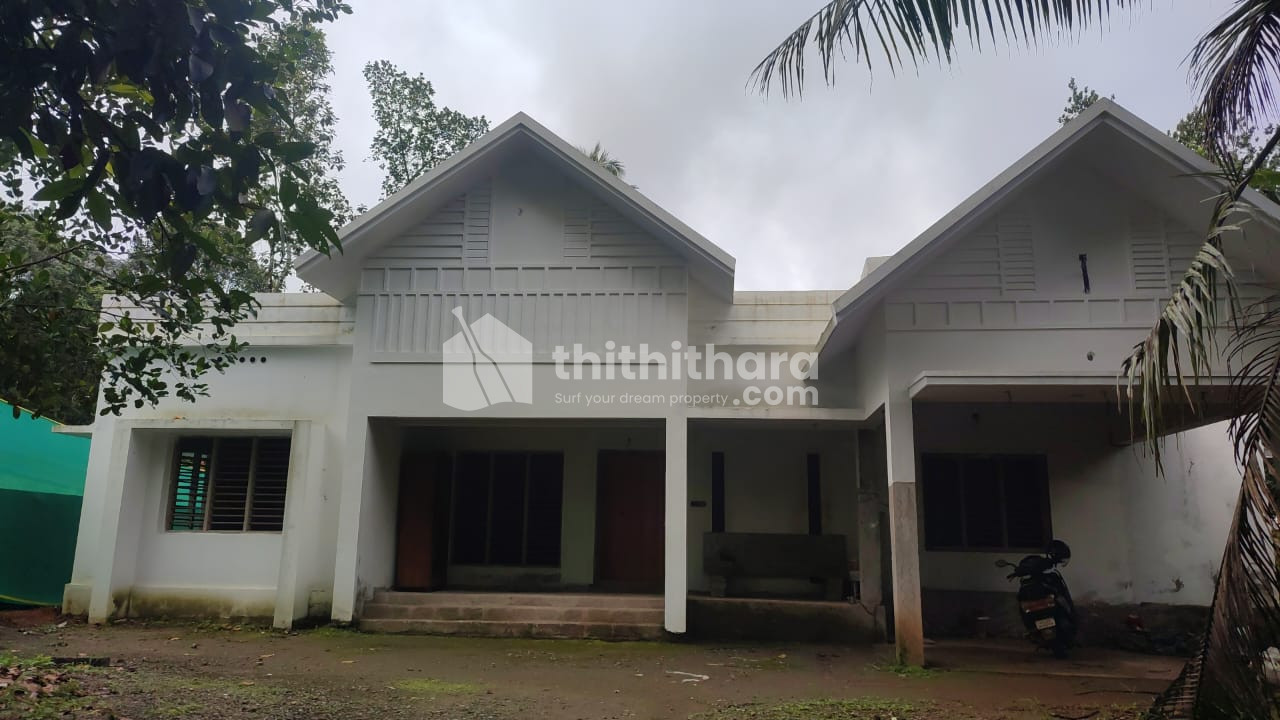 4 BHK house for sale at Muvattupuzha road Vazhakulam Ernakulam