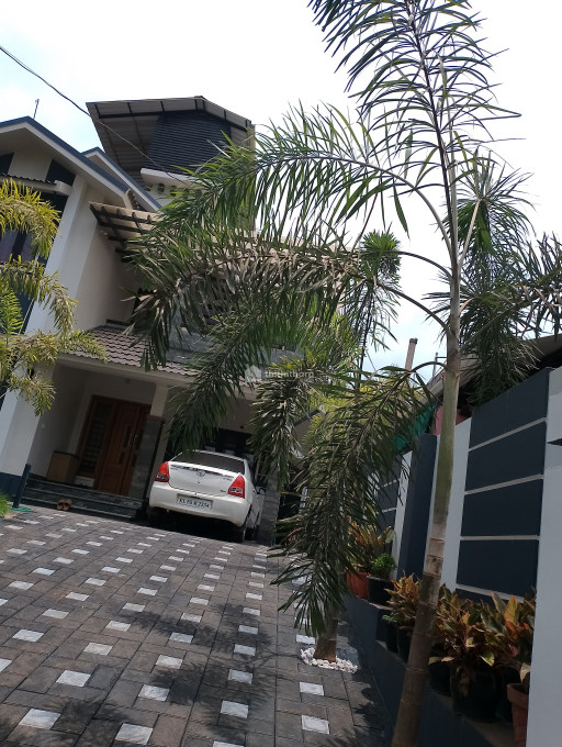 Commercial Building and 5 BHK house for Sale at Payyanad, Manjeri, 