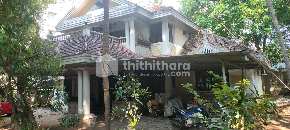 4 BHK house in for sale in M G road Thrissur
