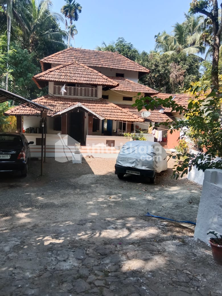 8 BHK Independent house Available for sale in Edappal Malappuram