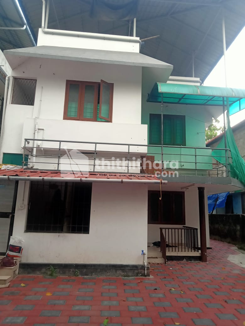 5 1/4 cent plot with 1400 square feet house un kaloor karukappilly.