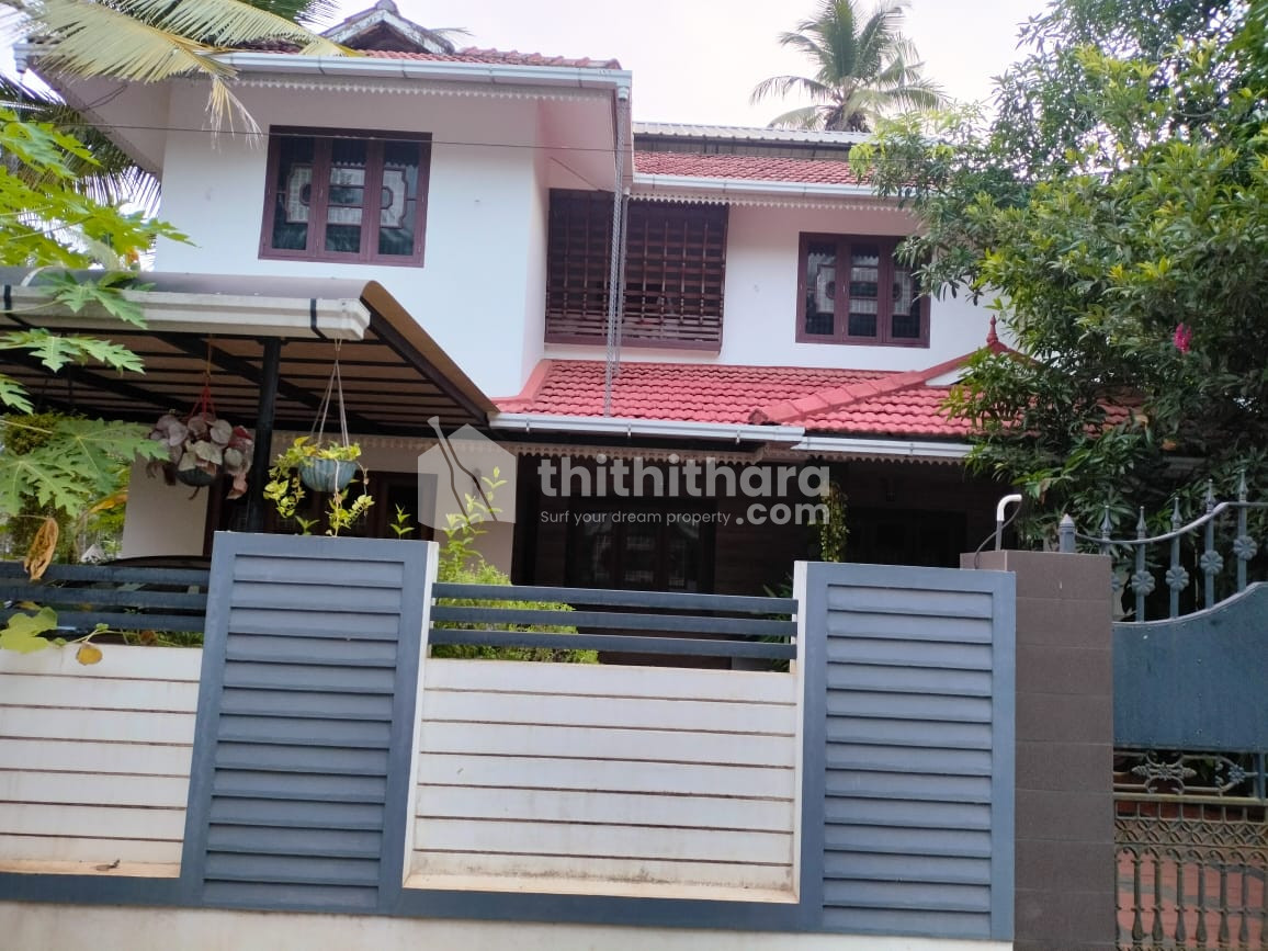A plot with house for sale in Payyoli, Kozhikode